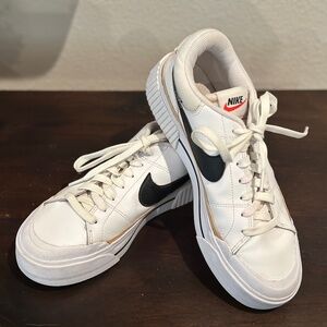 WOMEN'S NIKE COURT LEGACY LIFT PLATFORM SNEAKERS- Size 8.5